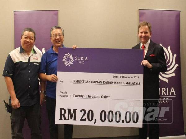 Andrew Brien (kanan) menyerahkan replika cek bernilai RM20,000 kepada Teik Hoong.