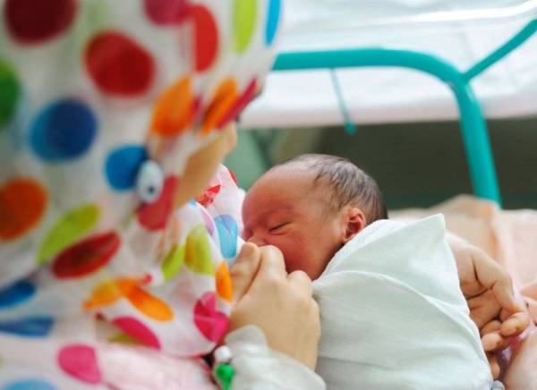 MENYUSUKAN anak selepas bersama suami adalah harus selagi tiada bukti ia boleh memberikan mudarat kepada bayi berkenaan. -Gambar hiasan.