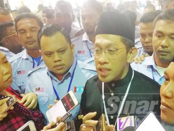 Mizan Adli mengadakan sidang media di luar dewan selepas dihalang memasuki dewan bersama lebih 100 perwakilan lain.