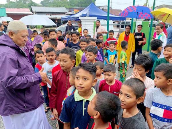 Ahmad memberikan kata-kata semangat sebelum mereka berkhatan.