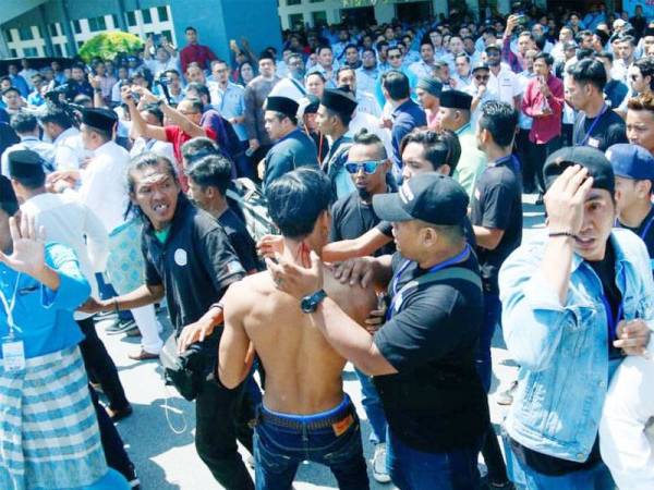 Pergaduhan berlaku di luar dewan selepas tamat Sesi perbahasan dan usul Kongres AMK di MITC hari ini. - FOTO SHARIFUDIN ABDUL RAHIM