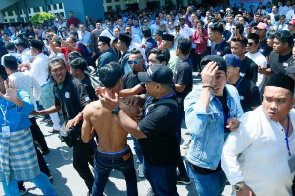 Pergaduhan berlaku di luar dewan selepas tamat sesi perbahasan dan usul Kongres AMK di MITC hari ini. -Foto: SHARIFUDIN ABDUL RAHIM