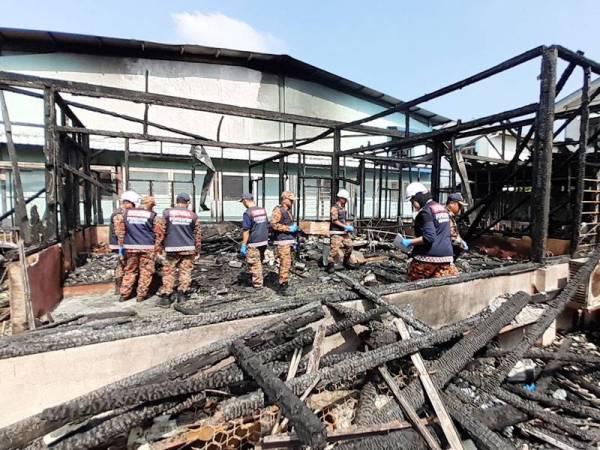 Pihak Forensik Jabatan Bomba dan Penyelamat sedang menjalankan penyiasatan di lokasi kejadian.