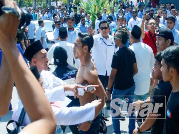 Kongres Nasional AMK 2019 dicemari dengan pergaduhan di MITC Ayer Keroh pagi tadi. - Foto: Sharifudin Abdul Rahim