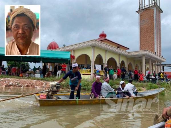 Walaupun kawasan kampung dinaiki air, penduduk tetap menunaikan tanggungjawab menunaikan solat Jumaat dengan menaiki bot hari ini. (Gambar kecil: Mohd Saidi)