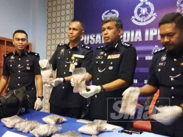 Ismadi (tiga dari kiri) menunjukkan hasil rampasan pada sidang media di Ibu Pejabat Polis Daerah Serdang hari ini.