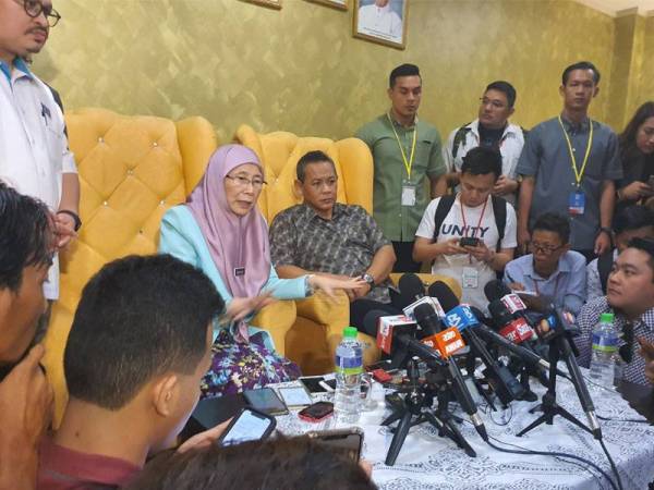 Wan Azizah pada sidang media selepas merasmikan penutup Kongres Bersama Wanita dan AMK di Pusat Perdagangan Antarabangsa Melaka (MITC) di sini hari ini.