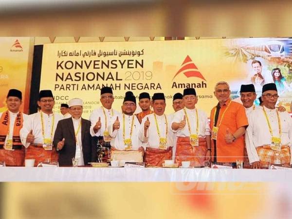 Sebahagian daripada 27 Ahli Jawatankuasa Tertinggi yang memenangi pemilihan selepas pengundian pada Konvensyen Nasional Amanah 2019 yang diadakan di IDCC, Shah Alam. - FOTO ROSLI TALIB