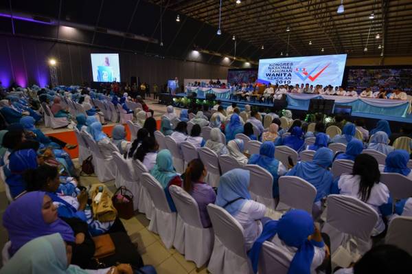 Dr Wan Azizah semasa menyampaikan ucapan pada majlis penutup Kongres Nasional Tahunan Wanita dan Angkatan Muda Keadilan di Pusat Dagangan Antarabangsa Melaka (MITC) Ayer Keroh, hari ini. -Foto Bernama