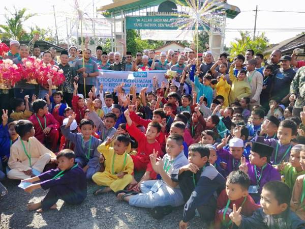 Seramai 100 kanak-kanak daripada keluarga asnaf menyertai Majlis Berkhatan BSN 2019 di Masjid Al Amaniah Attaiyibah, Kampung Seri Klebang di sini hari ini. 