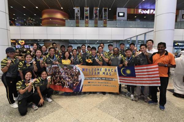 Skuad lelaki dan wanita dodgeball negara bergambar setibanya dari Cancun, Mexico selepas mendapat tempat kedua pada Kejohanan Dunia Dodgeball 2019 di Lapangan Terbang Antarabangsa Kuala Lumpur (KLIA) semalam. -Foto Bernama