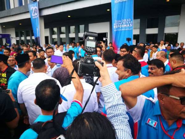 Tindakan keluar dewan secara beramai-ramai itu berlaku sekitar jam 3 petang selepas perwakilan dari Pulau Pinang, Gooi Hsiao-Leung sedang rancak menyampaikan ucapannya.