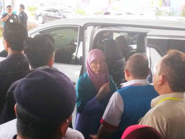 Pengerusi Majlis Penasihat PKR, Datuk Seri Dr Wan Azizah Wan Ismail dilihat berkata sesuatu kepada Shamsul sebelum meninggalkan MITC.