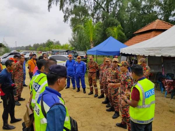 Pihak berkuasa menggerakkan operasi mencari dan menyelamat mangsa.