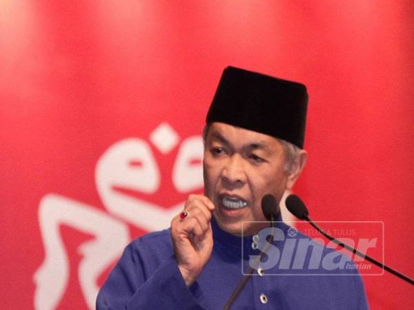 Presiden UMNO, Datuk Seri Dr Ahmad Zahid Hamidi berucap pada Perhimpunan Agung UMNO 2019 Pusat Dagangan Dunia Putra (PWTC) di sini hari ini. - FOTO ZAHID IZZANI