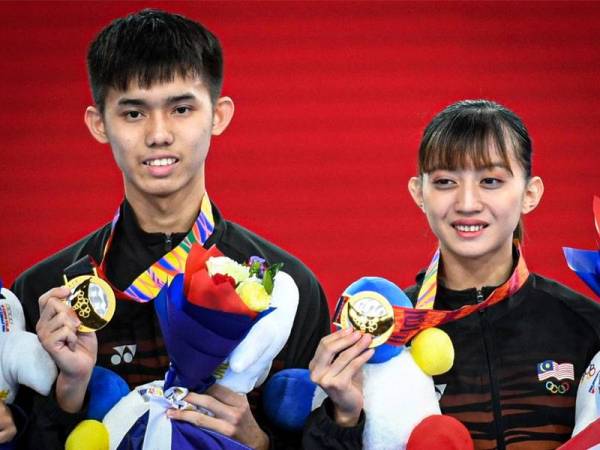 Atlet taekwando negara, Nurul Hidayah Abdul Karim dan Jason Loo Jun Wei memenangi pingat Emas dalam acara 'recognized poomsae berpasangan campuran' pada Sukan SEA Manila 2019 di Rizal Memorial Sports Complex hari ini. - fotoBERNAMA