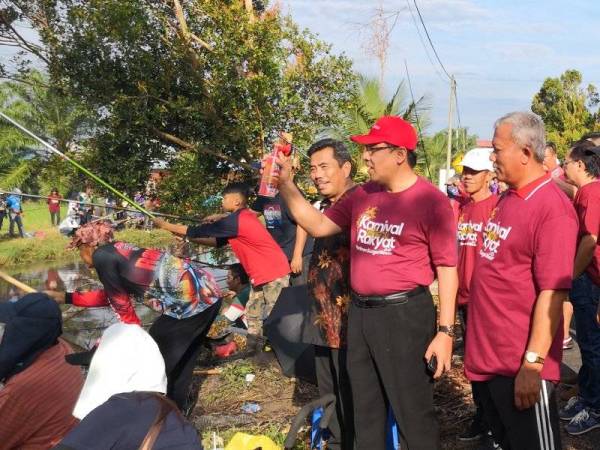 Muslimin membunyikan hon sebagai simbolik pada Pertandingan Memancing sempena Program Mesra Karnival Rakyat 2.0 di Dataran Desa Permai, Parit 8 di sini hari ini.