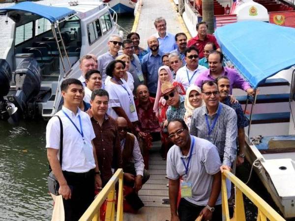 Mukhriz (tengah) bersama delegasi duta dan diplomat asing di Jeti Pelancongan Semeling sebelum menyusuri Sungai Merbok untuk menikmati panorama indah.