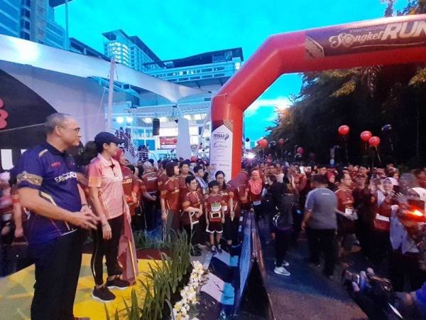 Tengku Permaisuri Norashikin berkenan menyempurnakan majlis perasmian International Songket Run 2.0 di MSU di Seksyen 13, Shah Alam semalam.