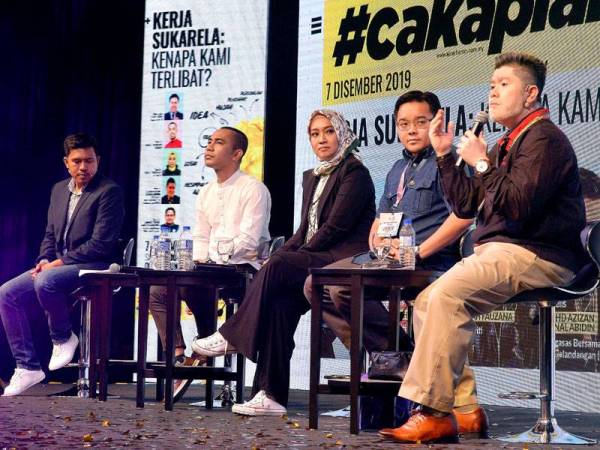 Dari kiri: Fitri Musa selaku moderator, Hafiz Hamidun, Farah Fauzana, Ahmad Fahmi dan Mohd Azizan mengupas tajuk Kerja Sukarela: Kenapa Kami Terlibat? di Dewan Tun Canselor, MMU Cyberjaya semalam.