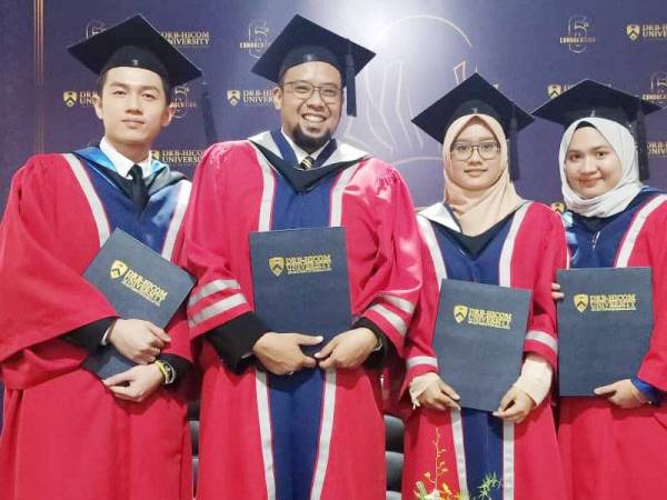 Amir Suhaimi (dua dari kiri) bersama penerima anugerah lain pada Majlis Konvokesyen keenam DRB-Hicom Universiti Automotif Malaysia semalam.