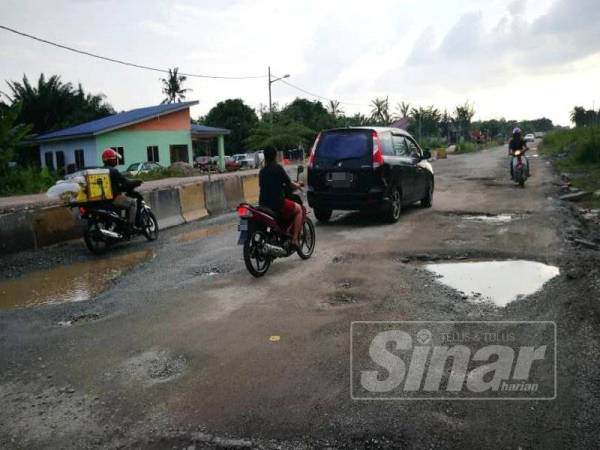 Keadaan jalan utama Kampung Lombong yang rosak teruk dan mengundang bahaya kepada pengguna.