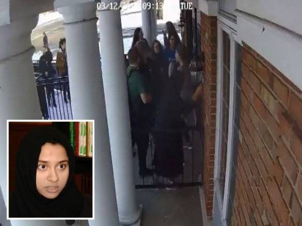 Duaa membuka kod kunci yang ada pada pintu masjid sebelum meminta semua rakannya berlindung dalam masjid Ahmadiyya. (Gambar kecil: Duaa Ahmad)