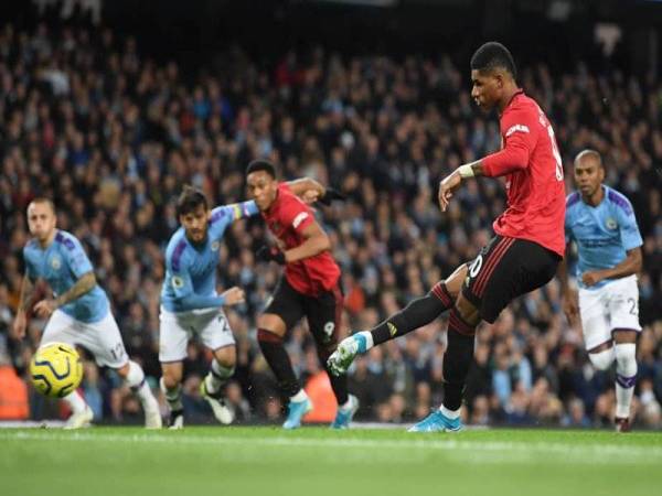 Rashford meletakkan The Red Devils di depan selepas menyempurnakan sepakan penalti pada babak pertama di Stadium Etihad awal pagi tadi. Foto: Premier League