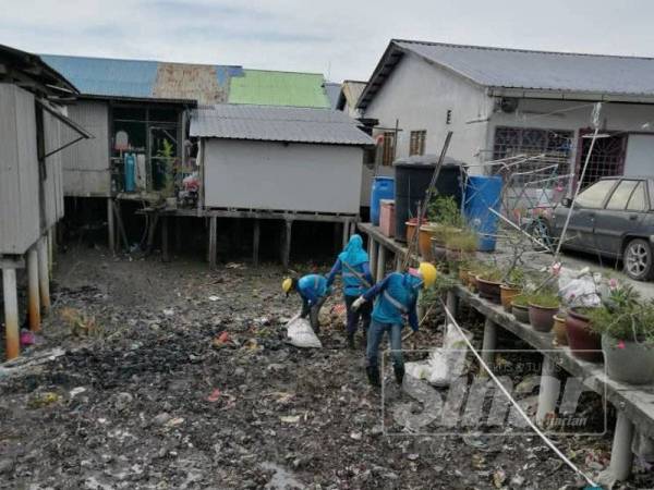 Seramai 10 hingga 11 orang kontraktor pembersihan ditugaskan bagi membersihkan kawasan Kampung Bagan Hailam setiap hari.