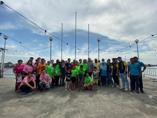 Sze Han bergambar bersama penduduk, badan bukan kerajaan (NGO) dan kakitangan KDEB Waste Management Sdb Bhd selepas program Breath New Life di Kampung Bagan Hailam hari ini.
