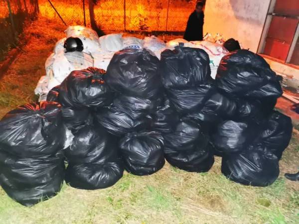 19 guni putih berisi 570kg daun ketum bernilai RM85,500 serta 20 plastik hitam mengandungi 330kg daun ketum bernilai RM49, 500 di Kampung Kolam.