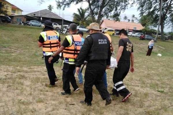 Mayat mangsa dibawa naik dan diserahkan kepada pihak polis sebelum dibawa ke Hospital Dungun untuk tindakan selanjutnya. Foto IPD Dungun