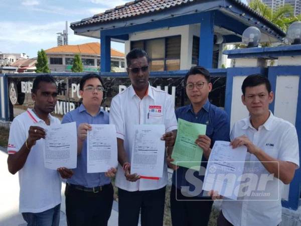 Rayer (tengah) bersama ADUN DAP lain menunjukkan laporan polis yang dibuat ke atas Omar di hadapan Ibu Pejabat Polis Daerah Timur Laut tadi.