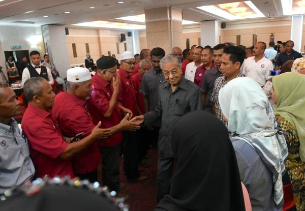 Dr Mahathir hadir pada majlis Ramah Mesra bersama Jawatankuasa PH dan Ketua-Ketua Pengerusi Majlis Pengurusan Komuniti Kampung (MPKK) Langkawi hari ini. -Foto Bernama