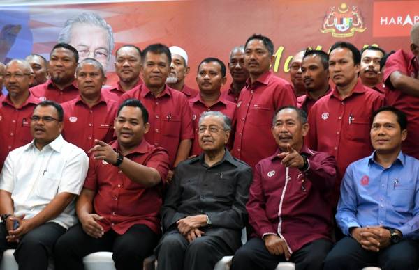 Dr Mahathir duduk tengah) bergambar dengan hadirin sempena majlis Ramah Mesra bersama Jawatankuasa PH dan Ketua-Ketua Pengerusi Majlis Pengurusan Komuniti Kampung (MPKK) Langkawi hari ini. -Foto Bernama