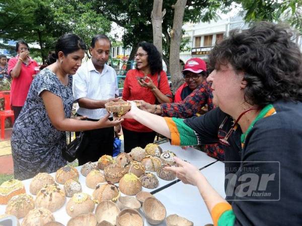 Kula Segaran merasa sup yang disediakan pada program Sup Kongsi anjuran Ipoh Fine Arts Society hari ini.