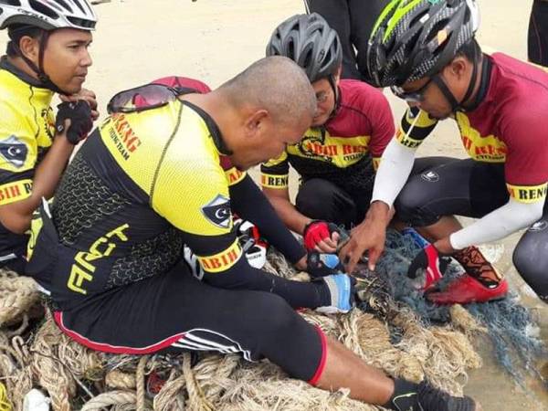 Kumpulan itu mengambil masa 10 minit untuk menyelamatkan penyu berkenaan. - Foto Abih Reng Cycling Team