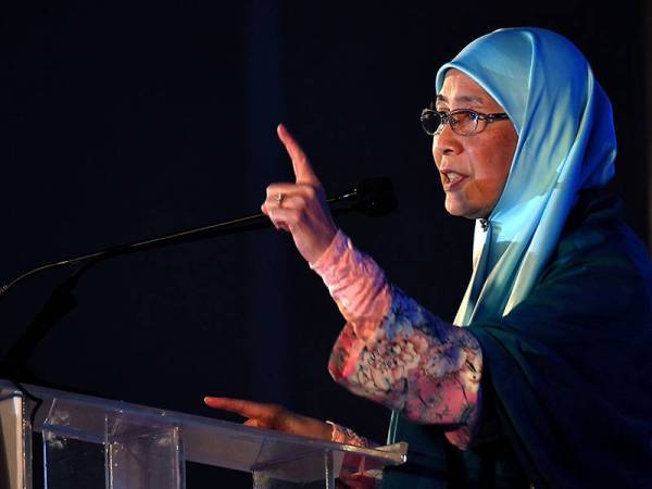 Dr Wan Azizah menyampaikan ucapan penggulungan pada Kongres Nasional PKR di Melaka hari ini. - Foto Bernama