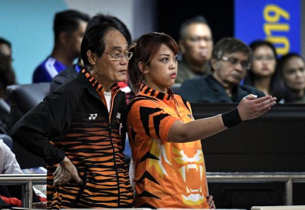 Atlet tenpin boling negara Siti Safiyah Amirah Abdul Rahman (kanan) berbincang dengan ketua jurulatih skuad boling tenpin negara Holloway Cheah pada acara tenpin boling kategori masters wanita step-ladder sempena Sukan SEA Manila 2019 di Starmall EDSA hari ini. -Foto Bernama