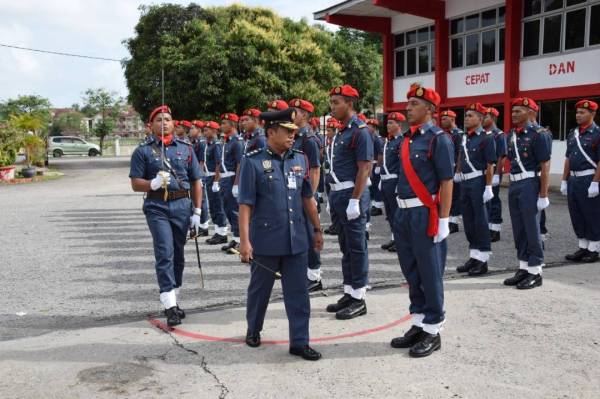 Mohamad Shoki ketika memeriksa perbarisan pada Majlis Pemakaian Tanda Pangkat Bomba di Balai Bomba Kerteh hari ini.