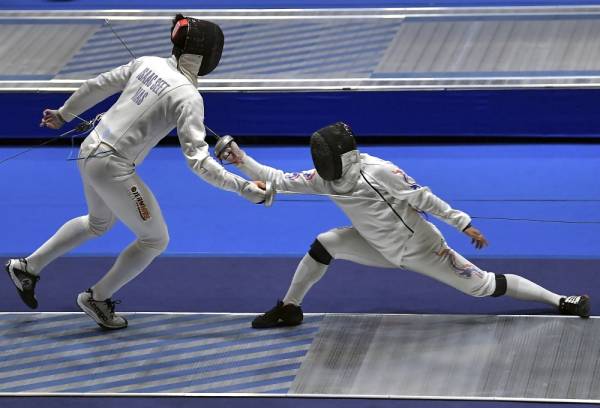 Atlet lawan pedang negara Isaac Seet (kiri) menentang Jueng K dari Thailand dalam acara lawan pedang epee kategori berkumpulan lelaki suku akhir sempena Sukan SEA Filipina 2019 di Pusat Dagangan Dunia Filipina hari ini. -Foto Bernama