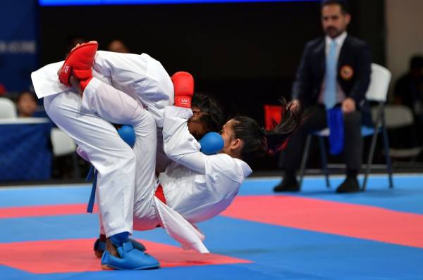 Aksi Atlet Karate Negara, Madhuri Poovanesan menentang Atlet Karate Thailand, Khamsi Tippawan dalam acara 55 KG Kumite wanita akhir pada Sukan Sea Filipina 2019 di Pusat Dagangan Dunia Filipina hari ini. -Foto Bernama