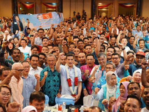 Azmin bergambar selepas hadir dalam Majlis Makan Malam Wawasan Kemakmuran Bersama 2020 di Hotel Renaissance di sini hari ini. -Foto Facebook Azmin Ali