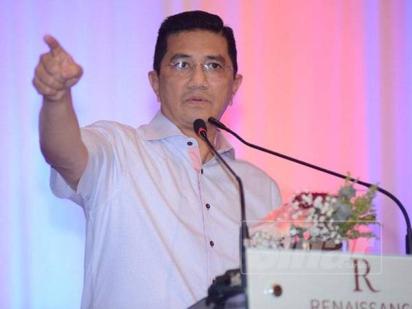 Mohamed Azmin ketika berucap dalam majlis makan malam Wawasan Kemakmuran Bersama 2030 di Hotel Renaissance di sini hari ini. - Foto Sinar Harian MOHD IZARI ROSLI