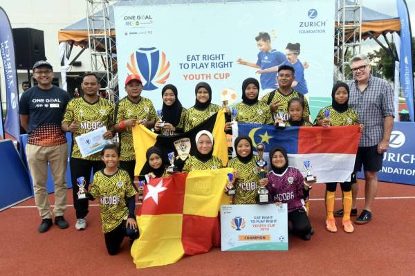 Pasukan No T Girl muncul juara dalam kategori perempuan B-12 pada Kejohanan Eat Right To Play Right Youth Cup 2019 di Kuala Lumpur hari ini. -Foto Bernama