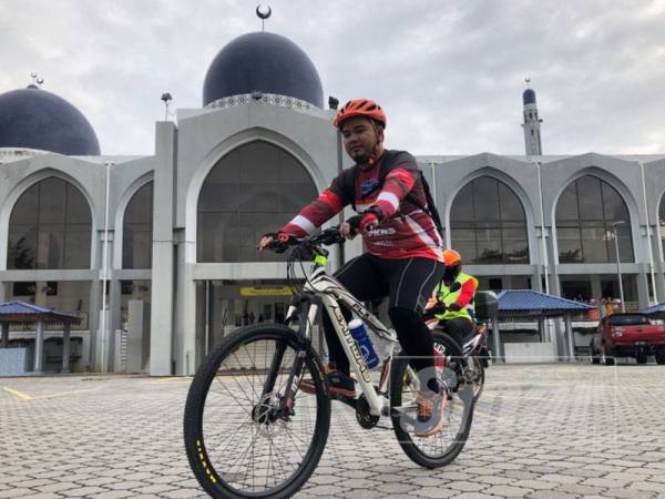 Mohamad Afandi memulakan kayuhan solo di Masjid Sultan Ismail Petra Kubang Kerian hari ini.