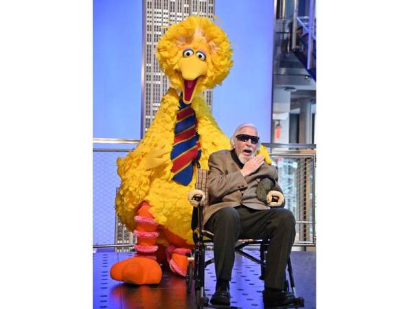 Caroll Spinney menghidupkan watak Big Bird menerusi rancangan televisyen kanak-kanak popular Sesame Street. - FOTO AFP