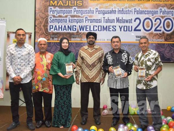 Dari kanan, Edros, Ishak, Pajan dan Emmy Suraya pada majlis perjumpaan Pengusaha-pengusaha Industri Pelancongan Pahang sempena kempen promosi TMM 2020 anjuran MyBHA Pahang malam tadi.