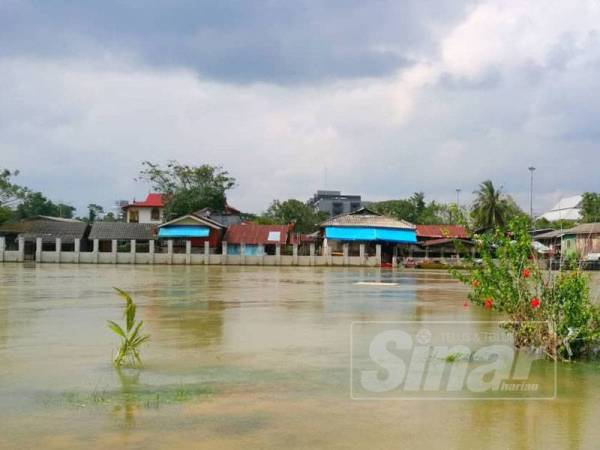 Pembinaan benteng setinggi 1.5 meter oleh kerajaan Thailand yang lengkap dengan CCTV itu terbukti memberikan impak negatif kepada penduduk di kawasan Rantau Panjang ketika banjir melanda kawasan itu baru - baru ini.