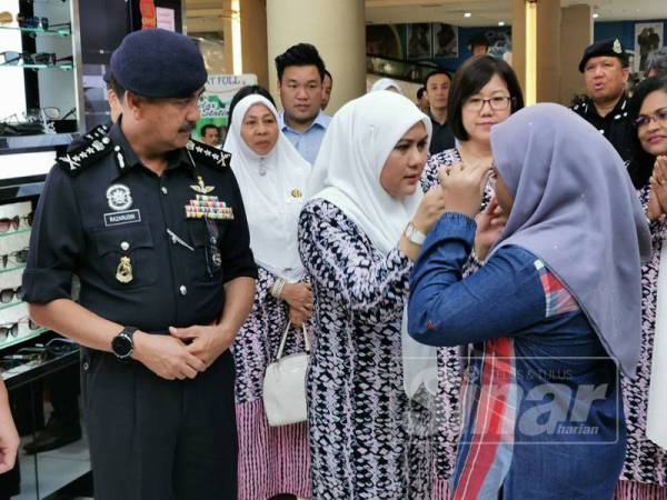 Razarudin memerhatikan seorang peserta yang terpilih menyertai program Jalinan Kasih PDRM Perak bersama Anak-anak PDRM sempena cuti sekolah di Pasaraya Mydin Meru Raya hari ini.